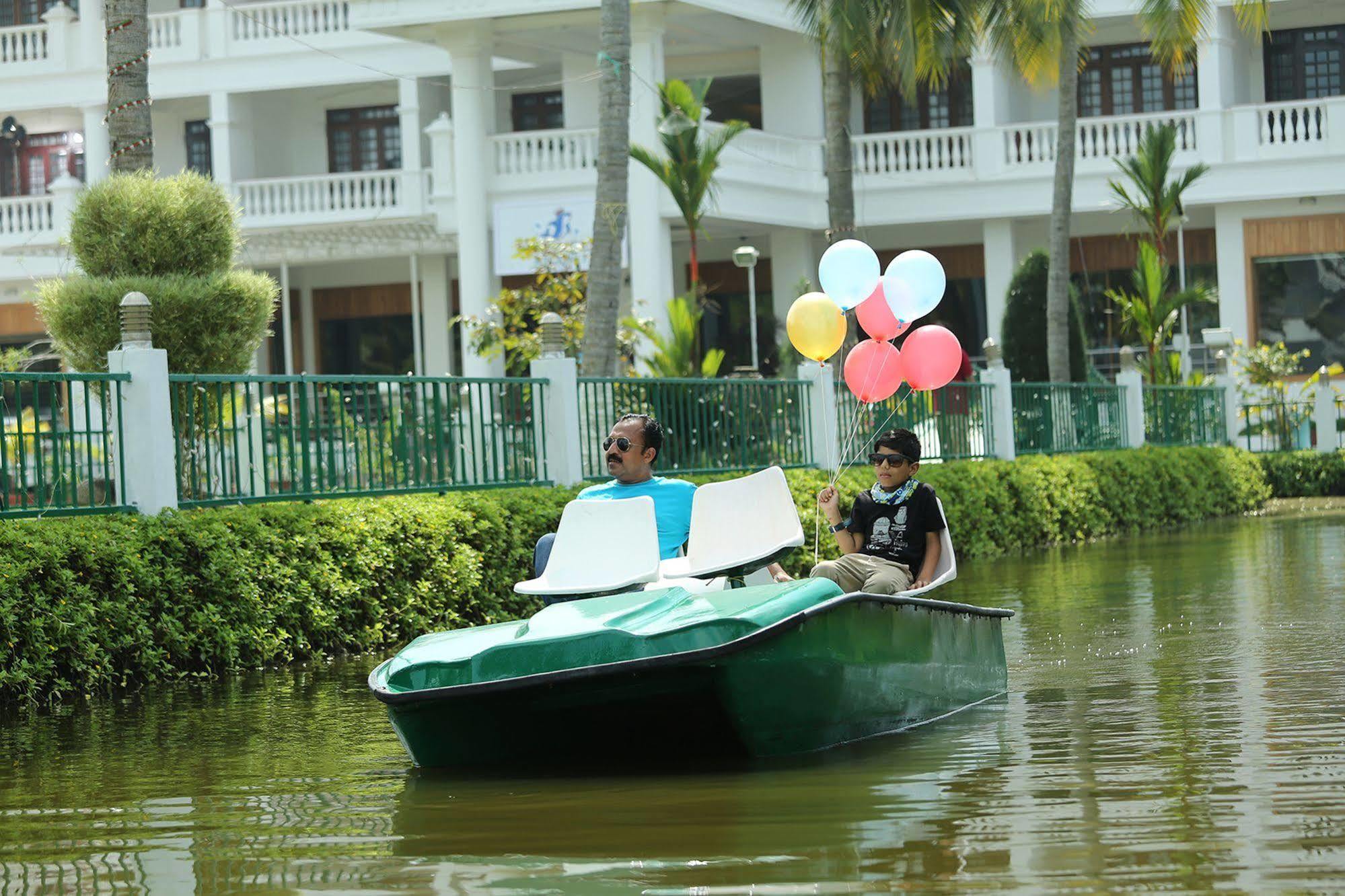 Rustic Leisures Llp Hotel Kochi Buitenkant foto